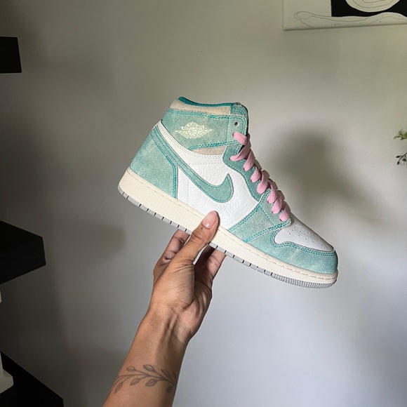 Jordan Retro 1s “TURBO GREEN” - Picture 2 of 4